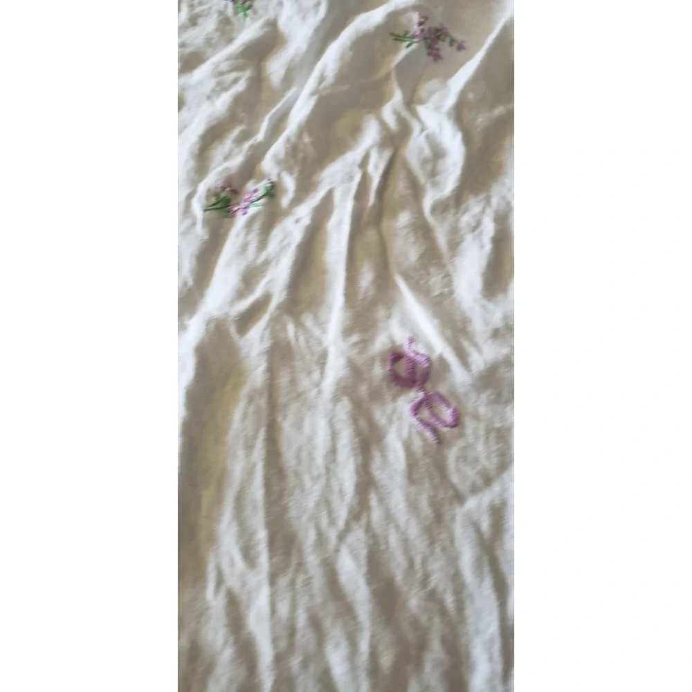 Vintage Hand Embroidered Floral Linen Tablecloth White Scalloped Lace Edge 34x37